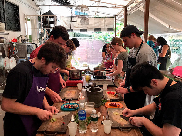 Miami University students take part in a cooking class in Singapore during a faculty-led Farmer School of Business trip to Singapore and Korea during winter term 2022 (photo submitted by John Ni).