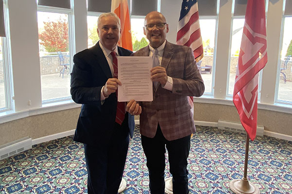 Timothy McGowan, president of Maple Knolls Communities, left, and Miami University President Gregory Crawford recently signed an extension of the affiliation agreement between the Knolls of Oxford and Miami University.