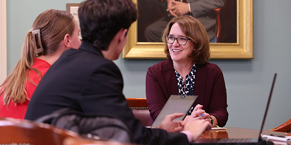 Melissa Thomasson talks with Miami University students