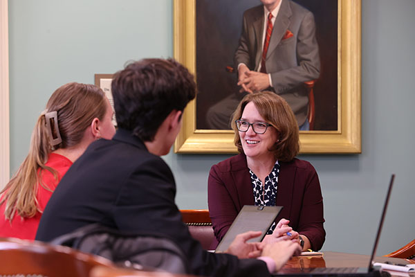 Melissa Thomasson talks with Miami University students