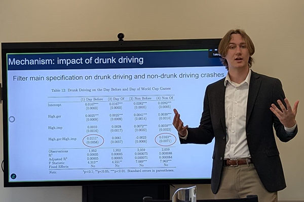 Noah Meyers-Richter presents thesis